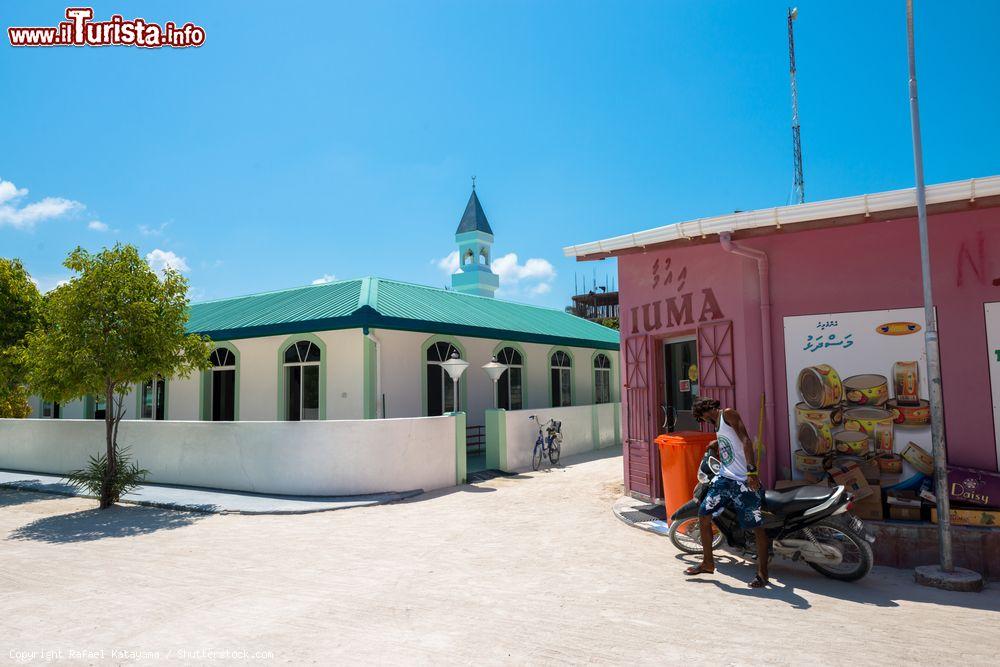 Immagine La Moschea Masjidhul Faarooq a Maafushi, Maldive, in una bella giornata di sole. In primo piano, un ragazzo con la sua moto  - © Rafael Katayama / Shutterstock.com