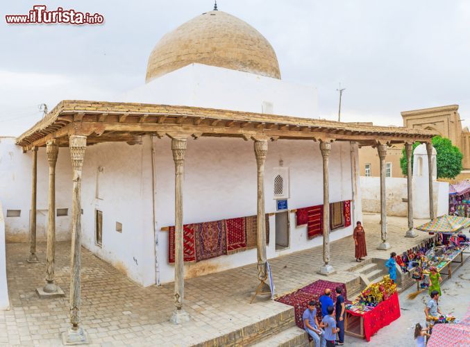 Immagine La moschea medievale di Oq a Khiva - © eFesenko / Shutterstock.com
