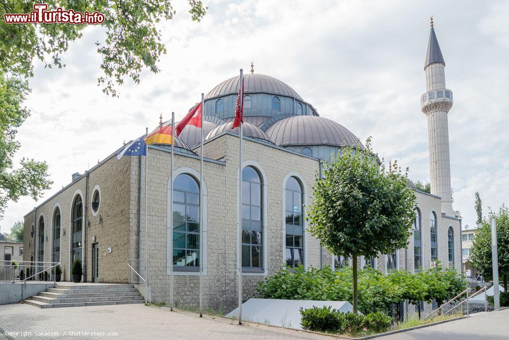 Immagine La moschea Merkez a Duisburg, Germania - © Lukassek / Shutterstock.com
