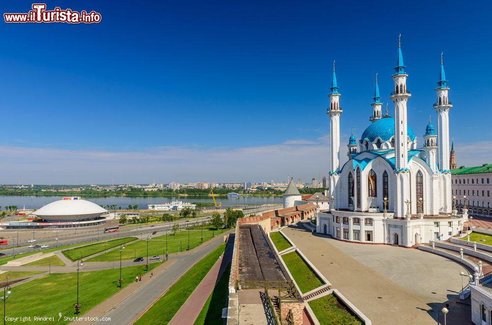 Immagine La Moschea Qol sharif, il fiume Kazanka e l'edificio del circo di Kazan' in Russia - © RAndrei / Shutterstock.com