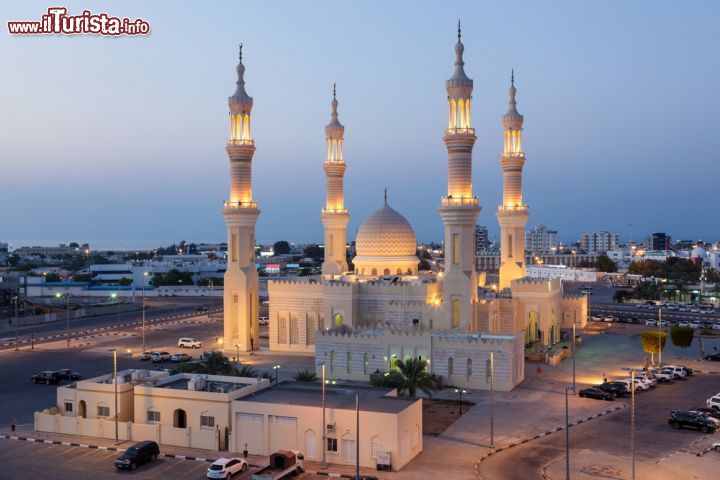 Immagine La moschea Zayed illuminata al calar del sole, Ras al-Khaimah (Emirati Arabi Uniti) - © 250649176 / Shutterstock.com