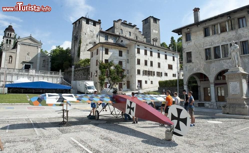 Immagine La Mostra dell'artigianato Artistico e Tradizionale di Feltre: in mostra nel 2015 un modello di un antico aereo Fokker - © www.mostraartigianatofeltre.it/