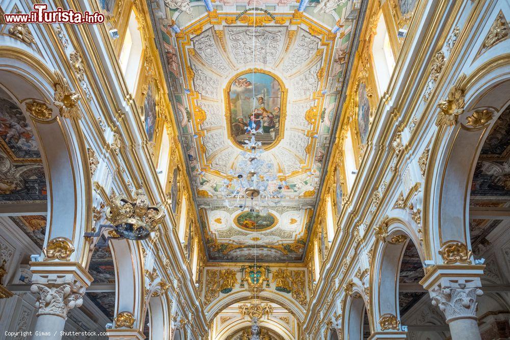 Immagine La navata della cattedrale di Matera, Basilicata. Decori e affreschi impreziosiscono l'interno di questa splendida chiesa dedicata alla Madonna della Bruna e a Sant'Eustachio - © Gimas / Shutterstock.com