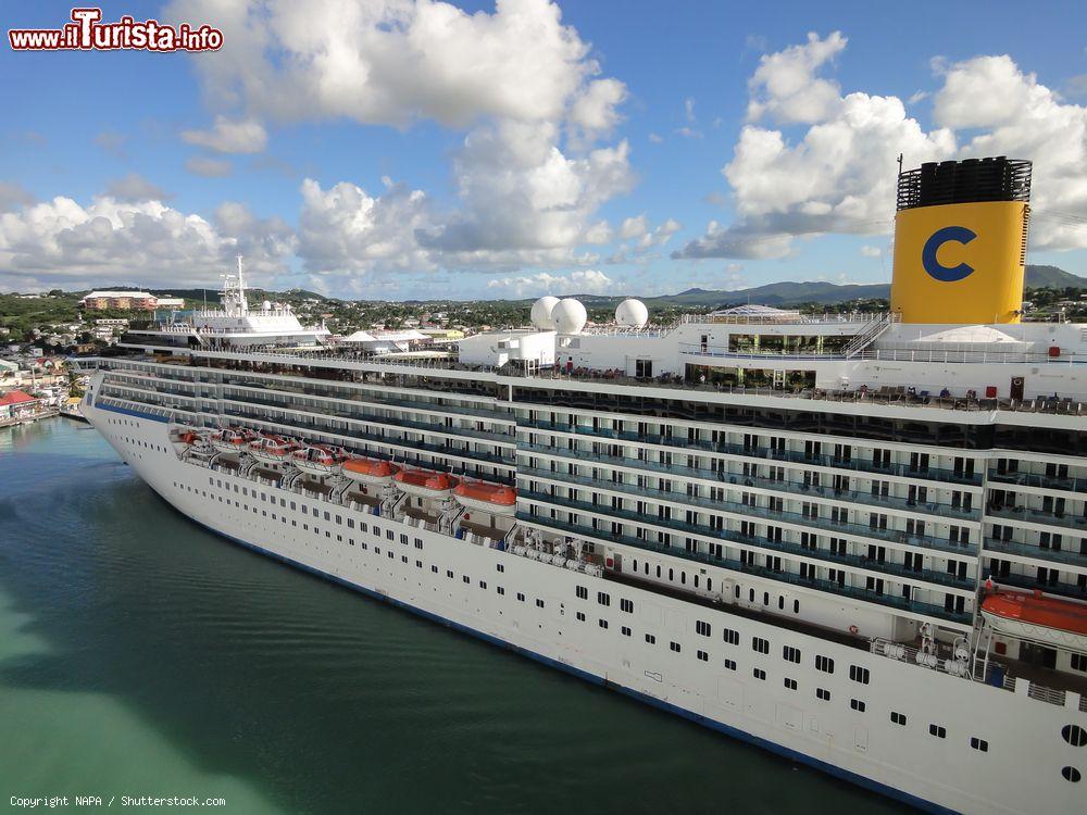 Immagine La nave Costa Mediterranea di Costa Crociere nel porto of St. John's, Antigua e Barbuda. La città si estende su una baia dalle acque profonde che permette l'ormeggio anche a navi di grossa stazza - © NAPA / Shutterstock.com