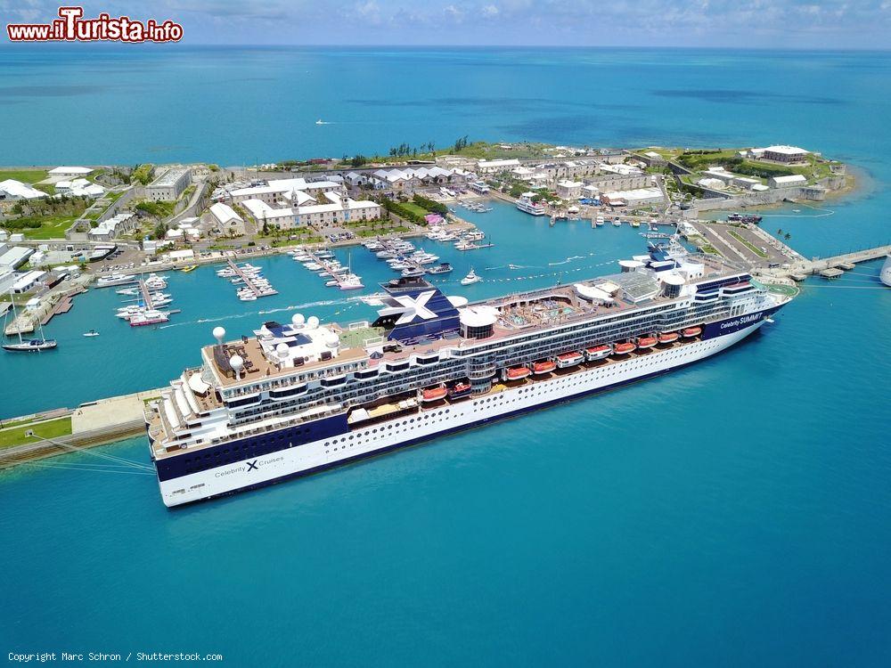Immagine La nave da crociera Celebrity Summit al Royal Naval Dockyard, Bermuda. Costruita nel 2001 dal cantiere navale di St. Nazaire, in Francia, questa lussosa nave da crociera percorre il mare caraibico con turisti provenienti da tutto il mondo - © Marc Schron / Shutterstock.com