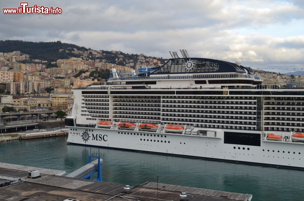 Immagine La nave da crociera MSC Magnifica nel porto di Genova, alla partenza della crociera intorno al mondo
