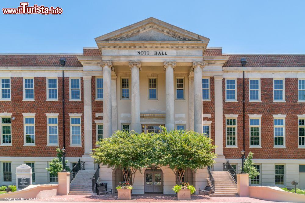 Immagine La Nott Hall al campus dell'Università dell'Alabama, USA. L'edificio è stato dedicato al medico e scenziato Josiah C. Nott nel 1922 - © Ken Wolter / Shutterstock.com