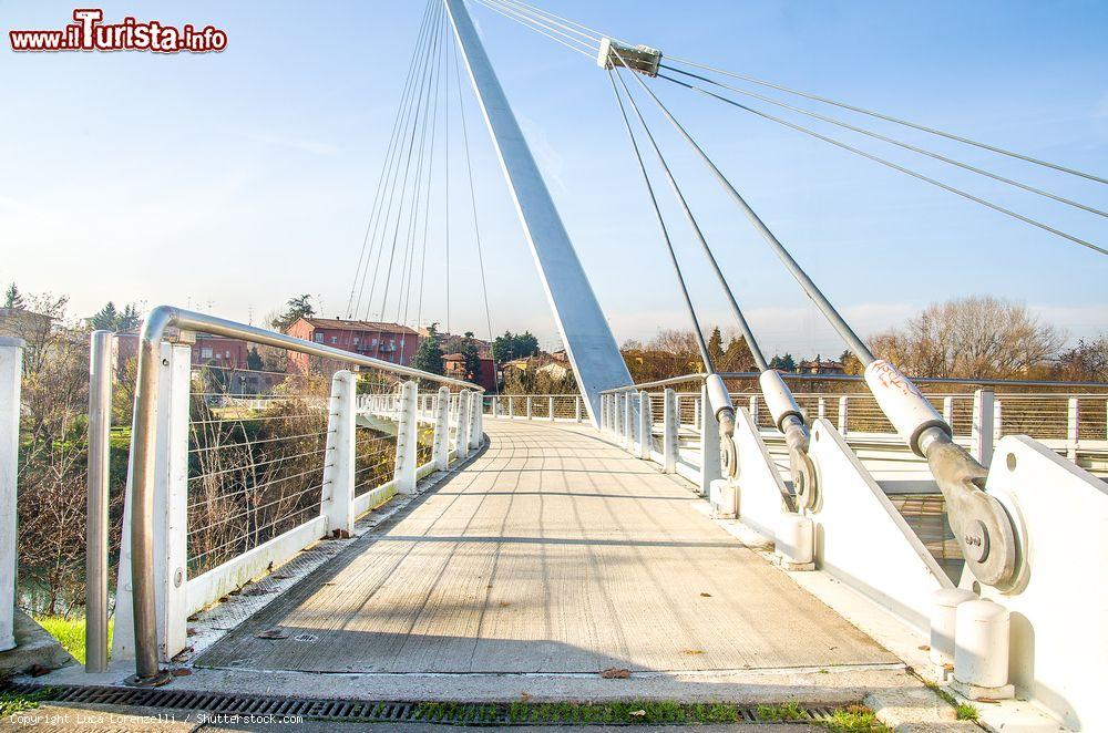 Immagine La nuova passerella ciclopedonale sul fiume a Casalecchio di Reno vicino a Bologna - © Luca Lorenzelli / Shutterstock.com