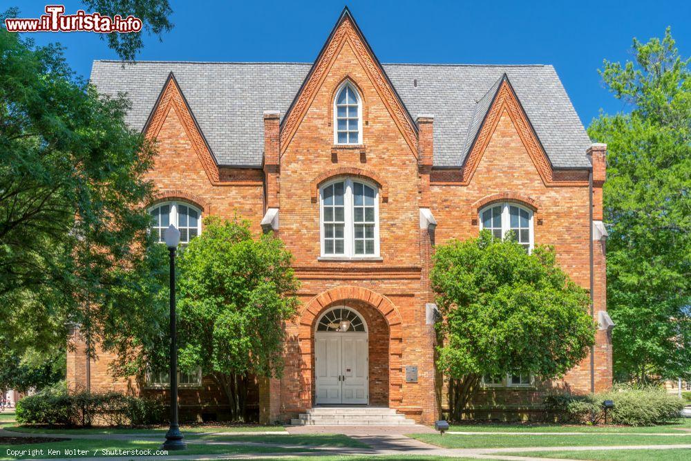 Immagine La Oliver-Barnard Hall al campus dell'Università dell'Alabama, USA - © Ken Wolter / Shutterstock.com