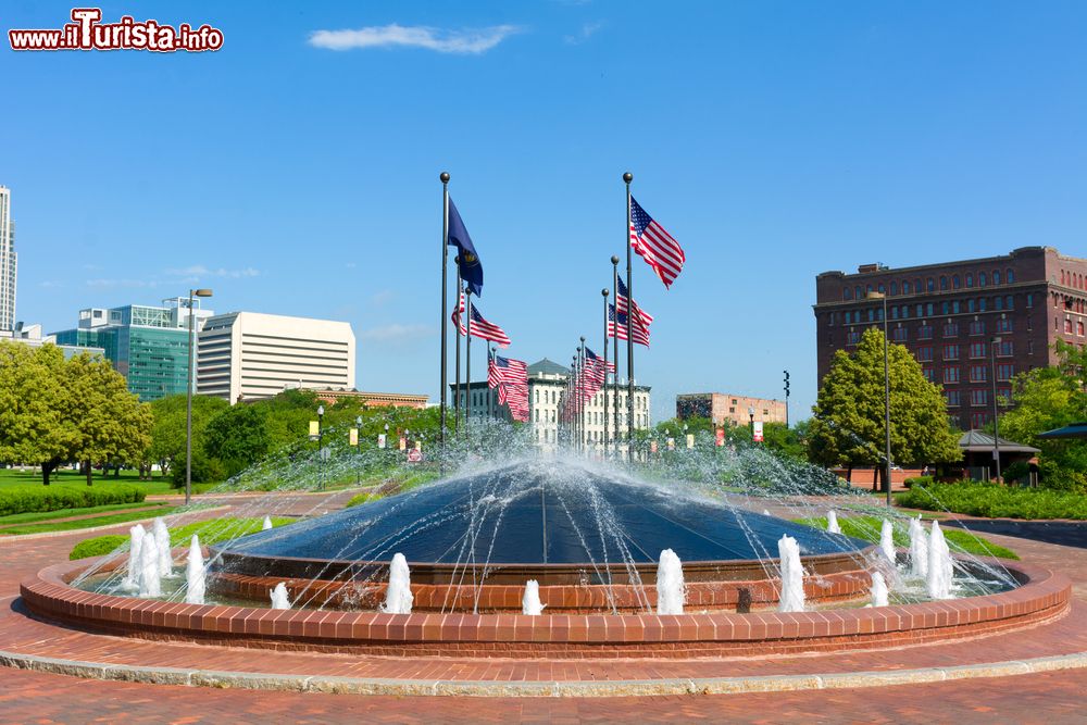 Immagine La Omaha Nebraska Water Fountain con le bandiere americane all'Heartland of America Park (USA).