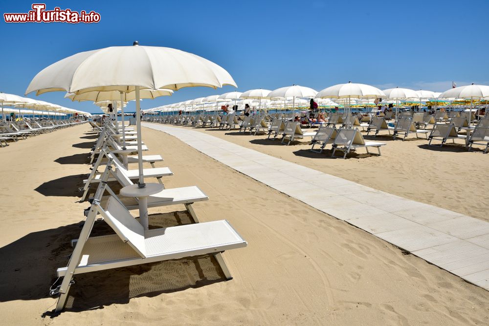 Immagine La ordinata spiaggia di Cesenatico, siamo nel cuore della Riviera Romagnola