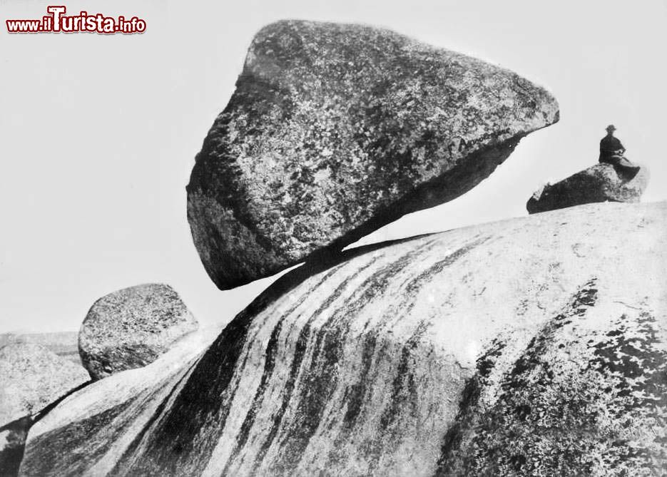 Immagine L'originale pietra mobile di Tandil  fotografata nel 1890. La pietra  "mobile" cadde rovinosamente nel 1927, oggi è sostituita da una copia, cementata
