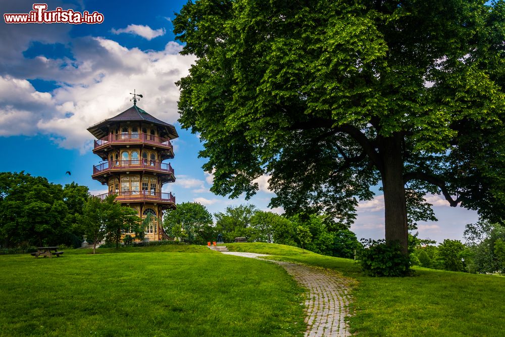 Immagine La pagoda al Patterson Park di Baltimora, Maryland, Stati Uniti d'America. Situata sulla Hampstead Hill, questa costruzione a forma di pagoda ospita l'osservatorio del parco. Da qui si gode una suggestiva veduta sull'intera area.