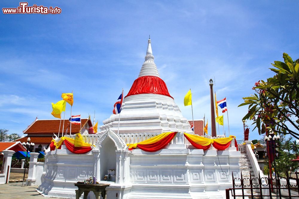 Immagine La pagoda bianca addobbata con drappi rossi e gialli al Wat Poramaiyikawas Temple di Nonthaburi, Thailandia.