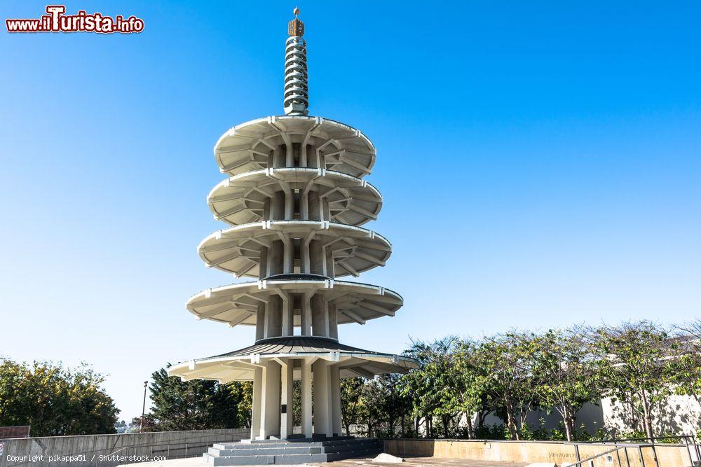 Immagine La Pagoda della Pace a Japantown, San Francisco, California. Costruita in cemento, venne progettata dall'architetto giapponese  Yoshiro Taniguchi - © pikappa51 / Shutterstock.com