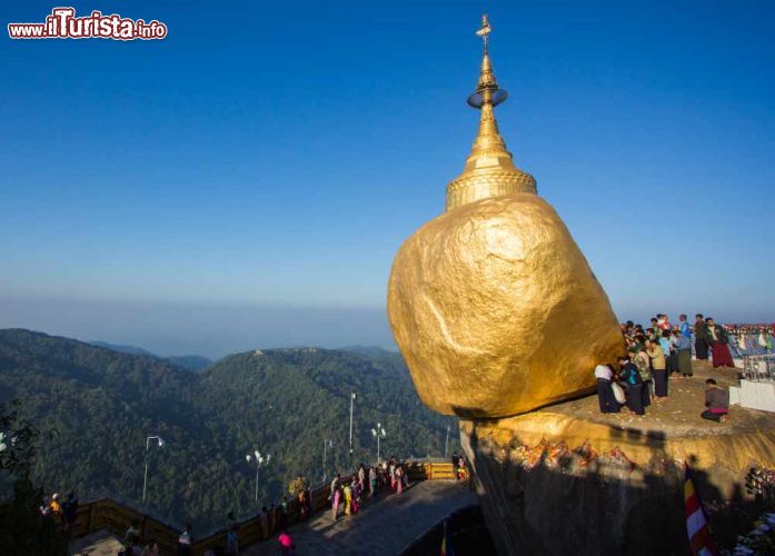 Immagine La Pagoda di Kyaiktiyo anche chiamata Golden Rock, la roccia d'oro è una delle attrazioni del Myanmar, oltre che uno dei luoghi sacri più importanti della Birmania - © happystock / Shutterstock.com