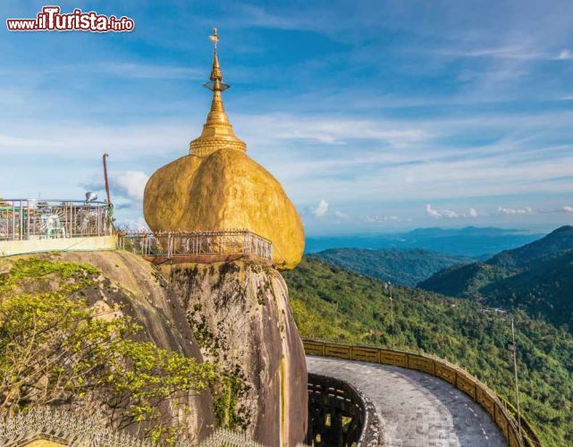 Immagine La pagoda Kyaiktiyo, o Golden rock, stato Mon, Birmania.  Il suo nome significa "pagoda sulla testa di un eremita" - © apiguide / Shutterstock.com