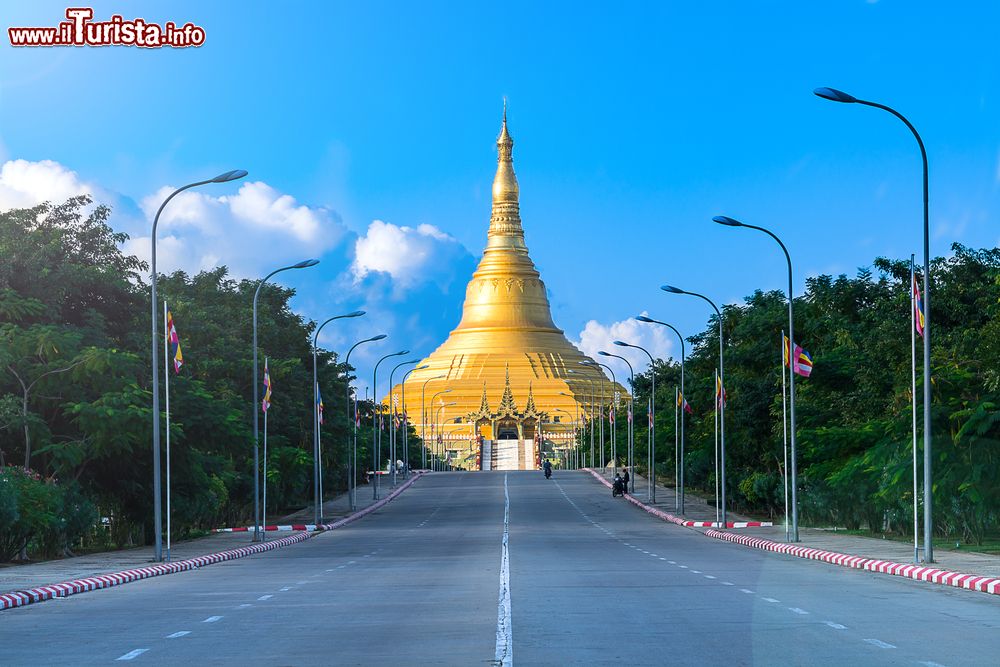 Immagine La Pagoda Uppatasanti nella nuova capitale della Birmania, Naypyidaw, vista dalla strada. Il nome significa "protezione contro le calamità".