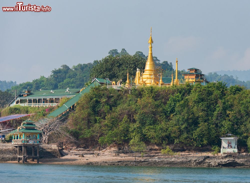 Immagine La pagoda vicino al molo dei traghetti a Kadan Kyun (King Island), la più grande dell'arcipelago di Mergui, Myanmar.