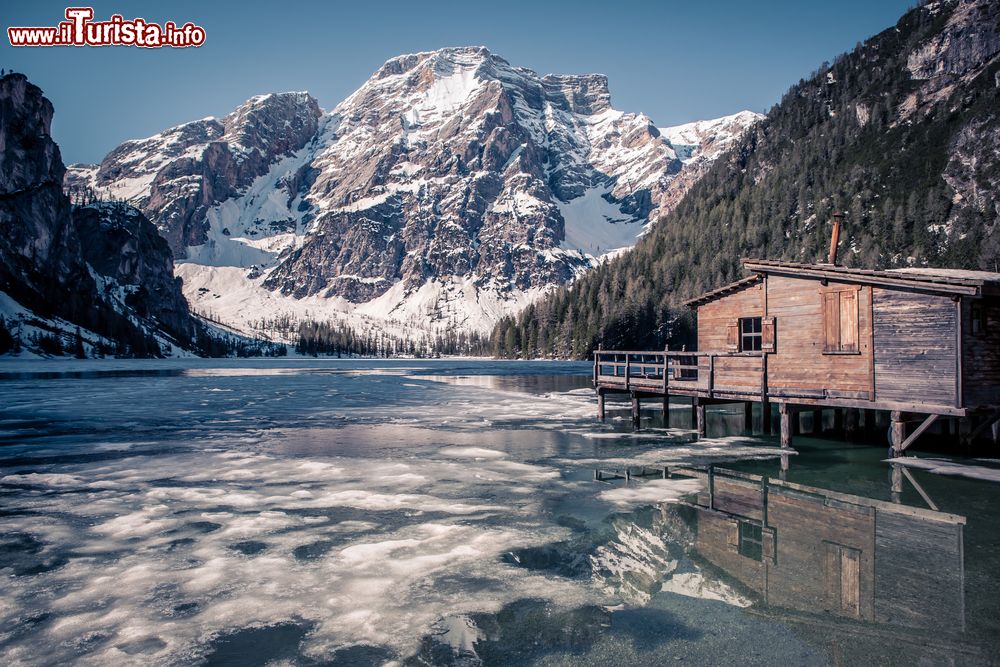 Immagine La palafitta sul Lago di Braies durante l'inverno resa celebre dalla serie TV  "Un passo dal cielo".