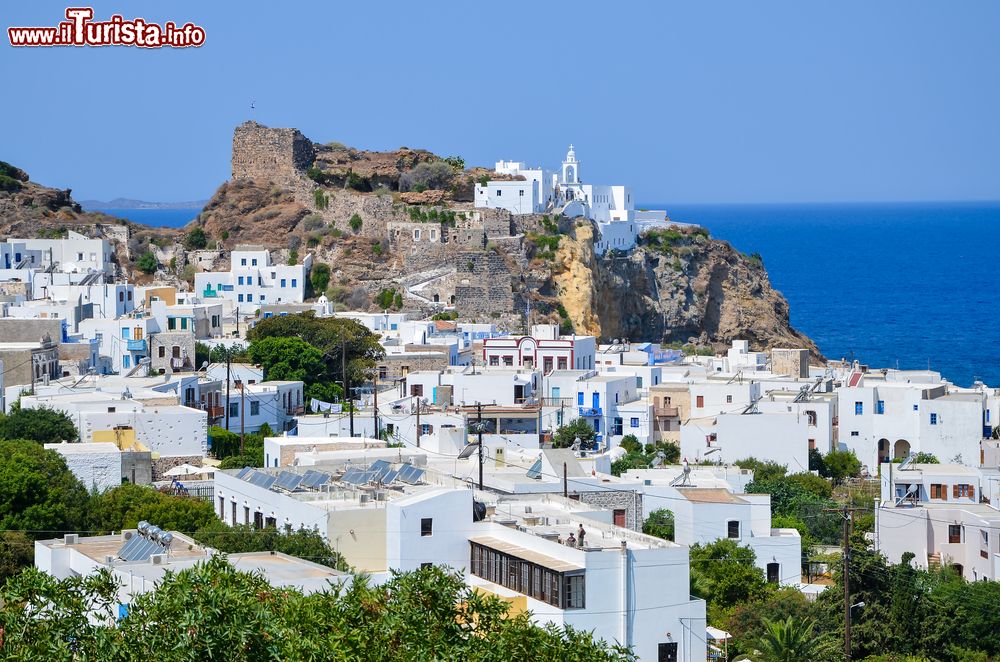 Immagine La Panagia di Nisyros, la chiesa sulla roccia a picco sul mare Egeo in Grecia.