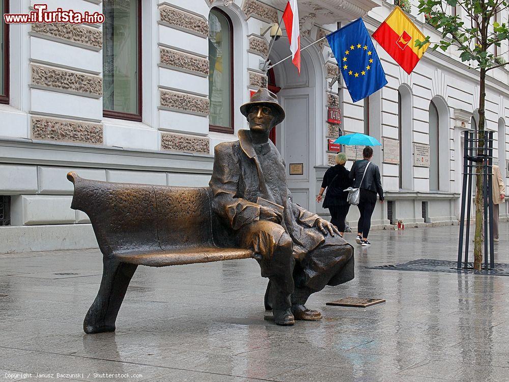 Immagine La panchina di Julian Tuwim a Lodz, Polonia. Questo monumento artistico dedicato al poeta polacco si trova in Piotrkowska Street - © Janusz Baczynski / Shutterstock.com