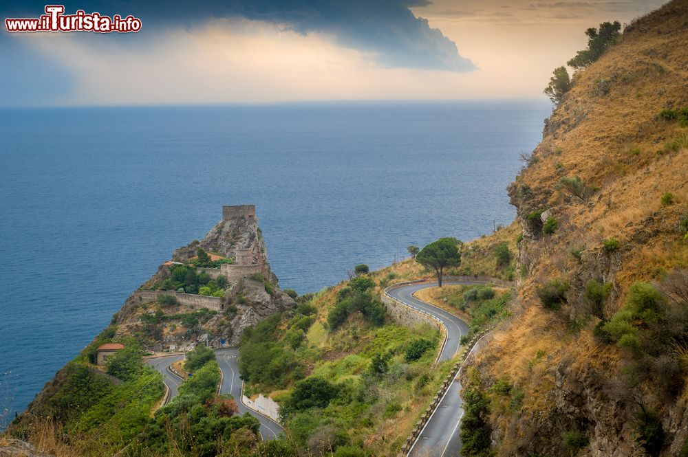 Immagine La panoramica strada tortuosa che porta a Forza d'Agrò, provincia di Messina, Sicilia. Sullo sperone di roccia, l'antico castello.