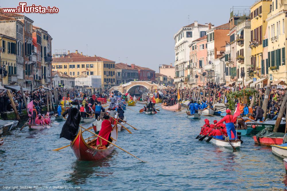 Immagine La parata di inaugurazione del Carnevale, dal Canal Grande a Rio di Cannaregio a Venezia - © Gentian Polovina / Shutterstock.com