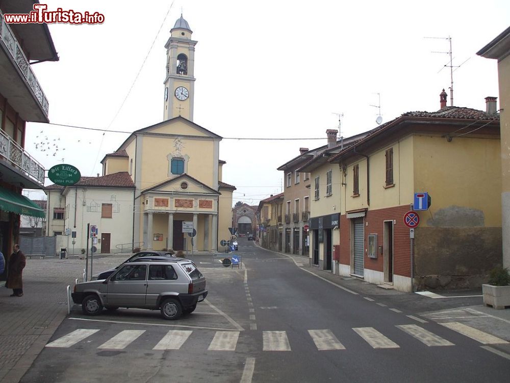 Immagine La Parrocchia di San Michele Arcangelo a Miradolo Terme, in Lombardia - © Deblu68 -  Wikipedia