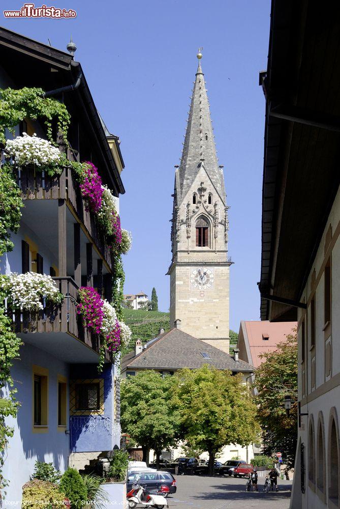 Immagine La chiesa Parrocchiale di Termeno sulla Strada del Vino, in Alto Adige - © Peter Probst / Shutterstock.com