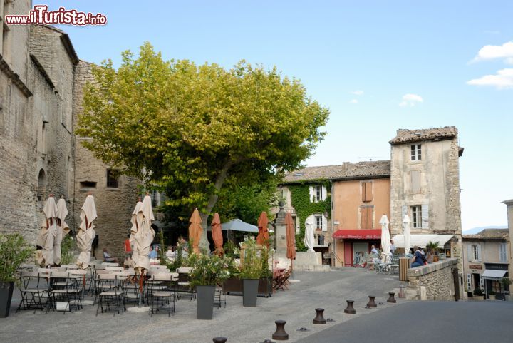 Immagine La parte alta del centro di Gordes, Francia - Uno scorcio del centro storico di Gordes, splendido balcone sulla Provenza © Philip Lange / Shutterstock.com