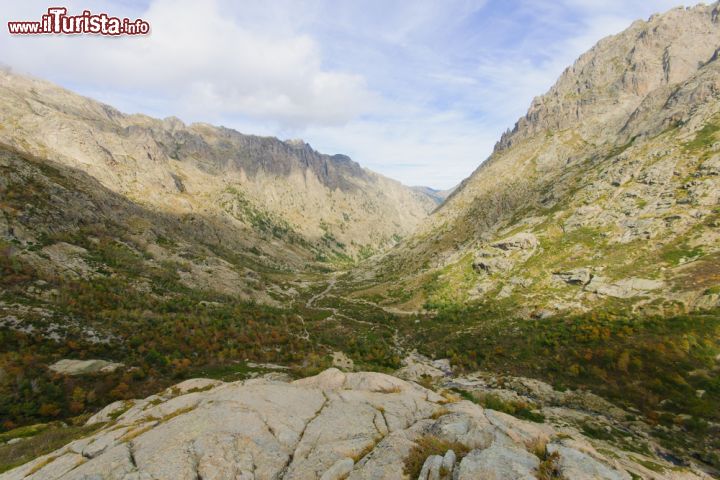 Immagine Un paesaggio brullo tipico dell'Alta Valle della Restonica - sembra di essere nelle Highlands scozzesi e invece, ci troviamo in Corsica, nella zona più in quota della splendida Valle della Restonica, dove i ghiacciai e le nevi quasi perenni rendono il paesaggio brullo ma splendidamente malinconico; ideale per escursioni alla scoperta della natura più selvaggia e incontaminata. - © RnDmS / Shutterstock.com