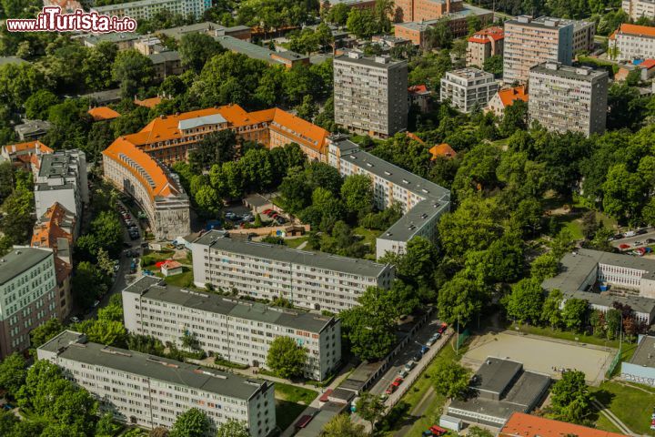 Immagine Panorama aereo della città moderna di Wroclaw, Polonia - Gli edifici della città costruiti durante il periodo comunista © cubee / Shutterstock.com