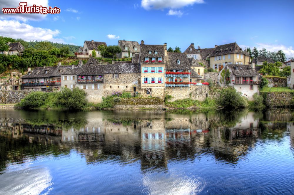 Immagine La parte storica di Argentat si riflette sulle acque della Dordogne in Aquitania, Francia del sud