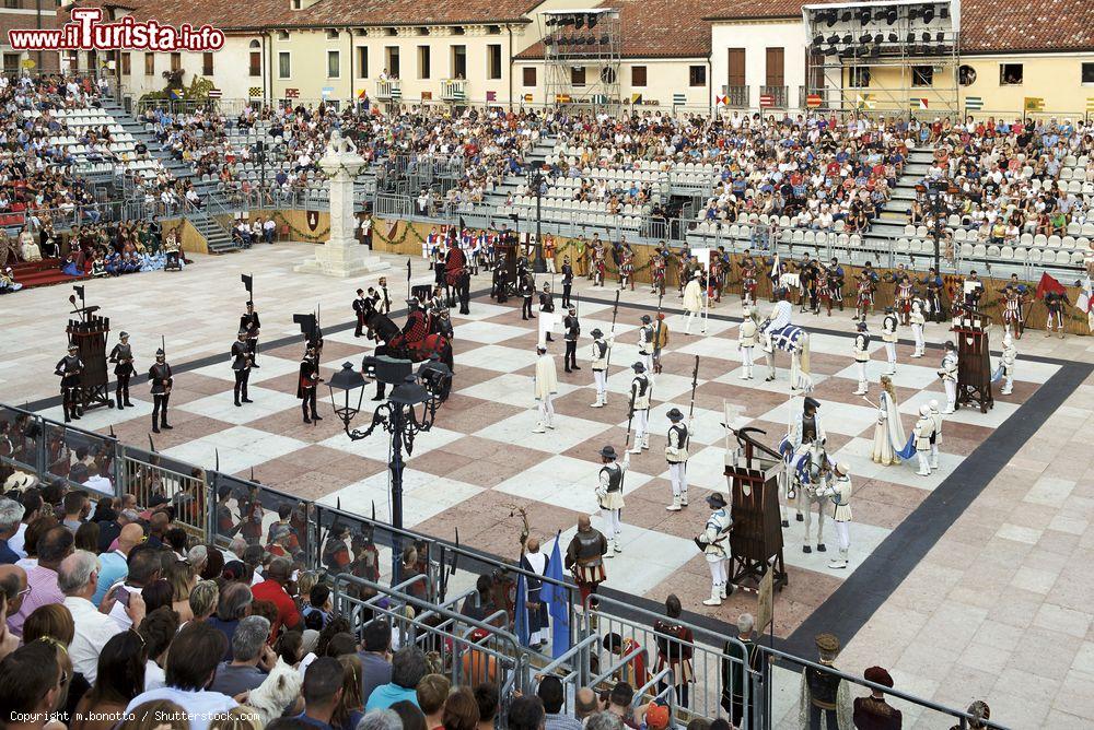 Immagine La Partita a scacchi a personaggi viventi di Marostica, evento che sivolge ogni due anni (anni pari) - © m.bonotto / Shutterstock.com