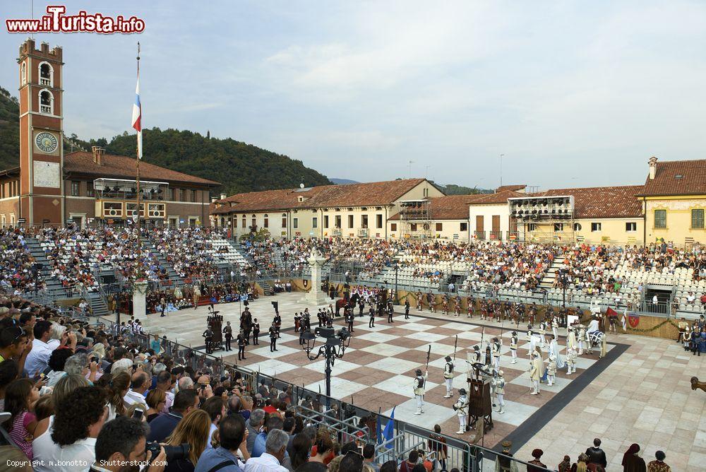 Immagine La partita a scacchi con personaggi viventi a Marostica, Veneto. Nel secondo week end di settembre degli anni pari, si svolge l'avvincente partita che rievoca la vicenda della figlia del castellano di Marostica e dei due giovani, Rinaldo d'Angarano Vieri da Vallonara, che si contendono la mano della fanciulla - © m.bonotto / Shutterstock.com