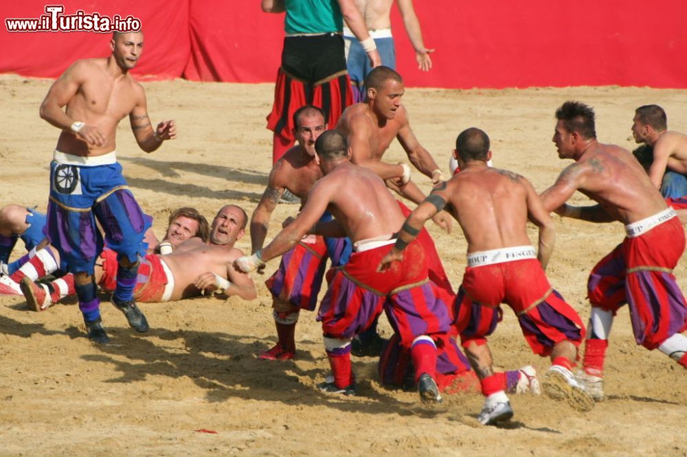 Immagine La partita del Calcio Storico Fiorentino di giugno, Toscana - © Lorenzo Noccioli - Calcio Storico, CC BY-SA 3.0, Wikipedia