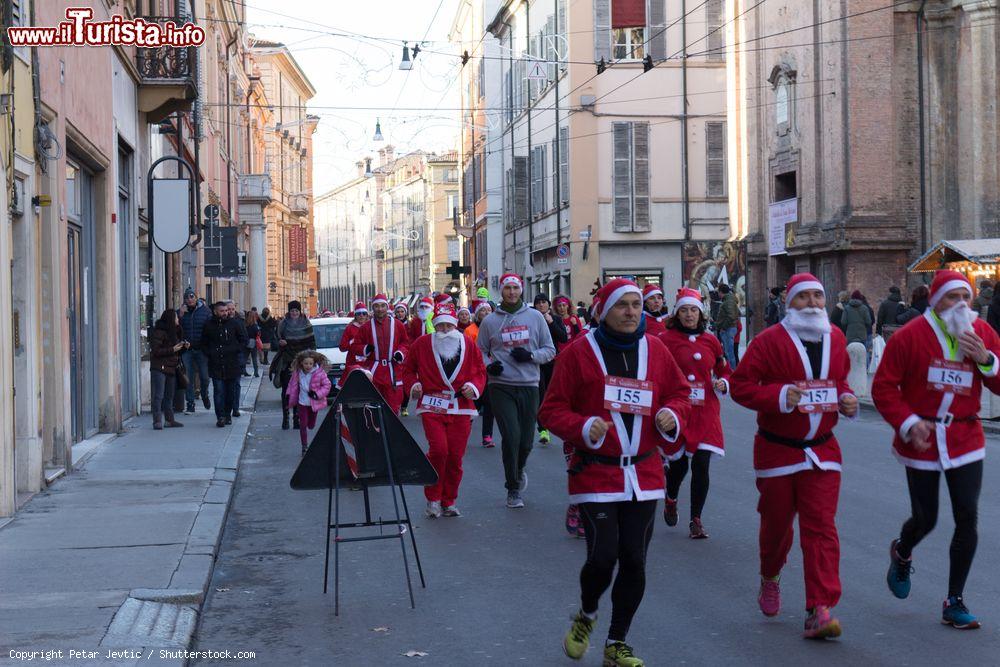 Immagine La passeggiata dei Babbi Natale lungo le vie di Modena, Emilia-Romagna - © Petar Jevtic / Shutterstock.com