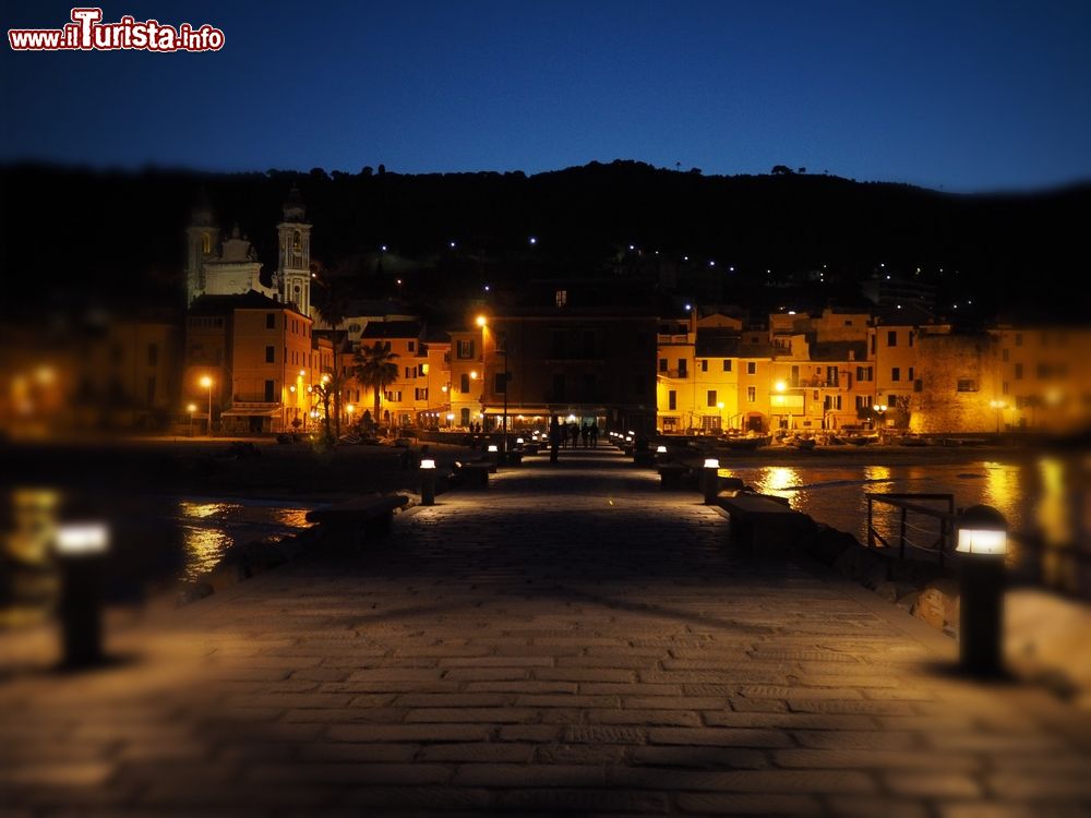 Immagine La passeggiata di Laigueglia by night, Liguria. Questa bella località in provincia di Savona è un piccolo borgo di mare che si estende sulla costa della Riviera Ligure di Ponente. 