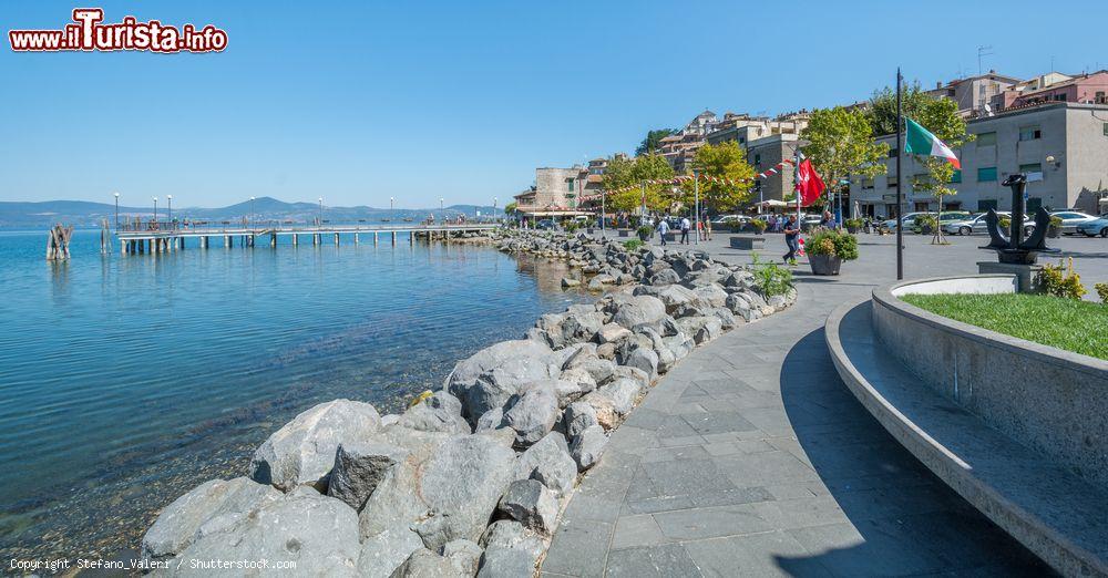 Immagine La passeggiata e il molo di Anguillara Sabazia in una giornata estiva, Lazio - © Stefano_Valeri / Shutterstock.com