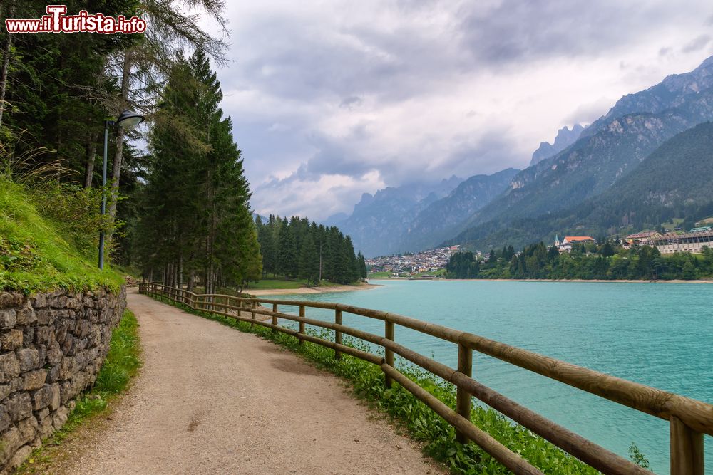 Immagine La passeggiata lungo il lago Santa Caterina a Auronzo di Cadore, Belluno, Veneto.