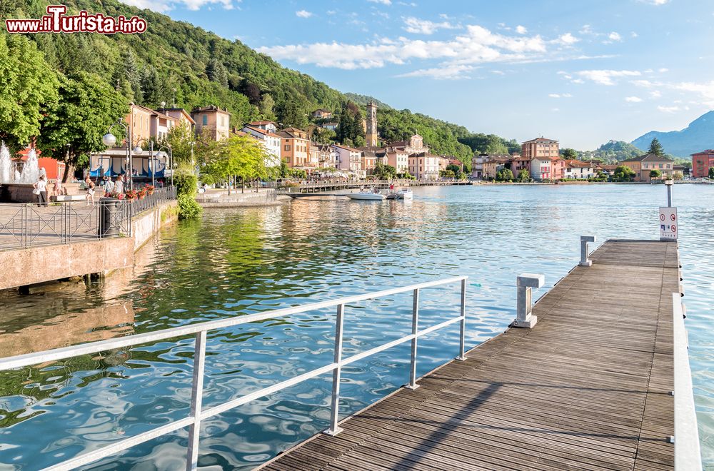 Immagine La passeggiata lungolago di Porto Ceresio vista dal molo, provincia di Varese, Lombardia.