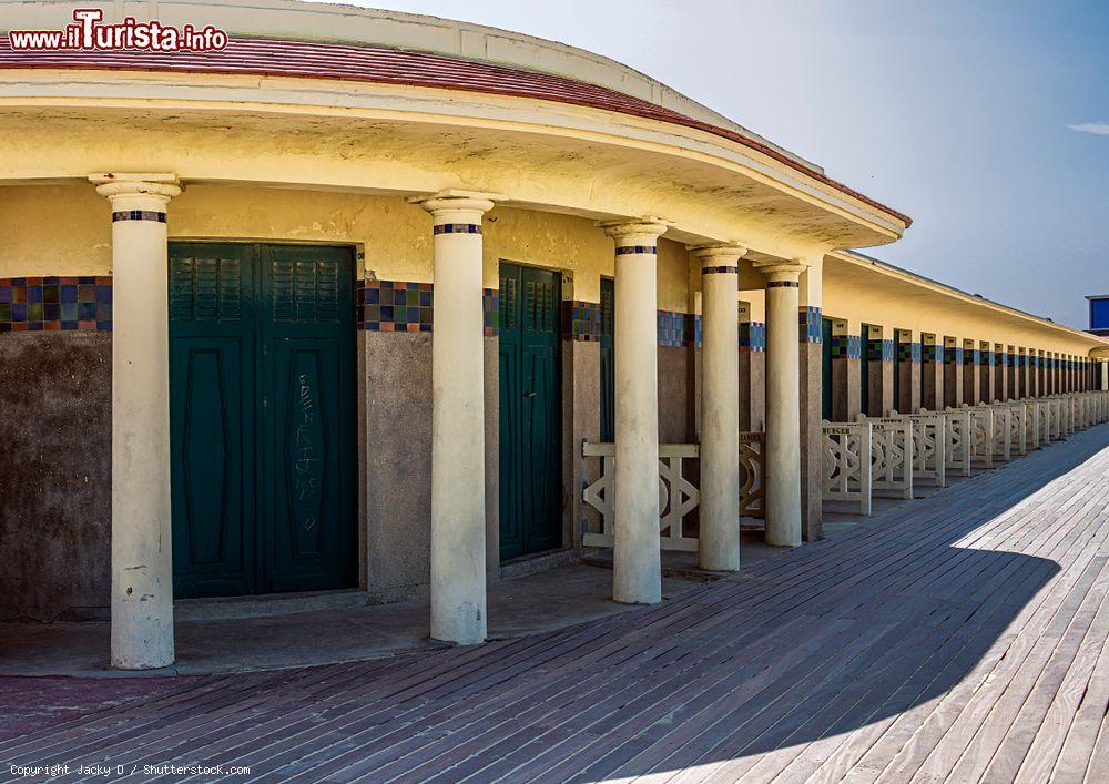 Immagine La passeggiata lungomare nella cittadina di Deauville, Normandia (Francia). Sulle pareti delle cabine ci sono i nomi delle stars del cinema - © Jacky D / Shutterstock.com