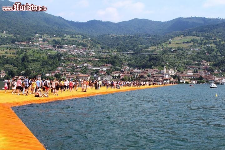 Immagine La passeggiata sul Lago d'Iseo: i turisti a piedi da Sulzano a Peschiera Maraglio, grazie alle Floating Piers di Christo - © Piergiovanni M / Shutterstock.com