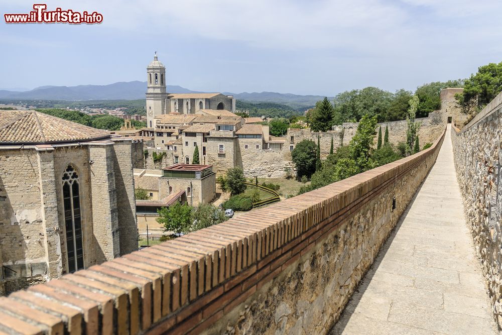 Immagine La passeggiata sulle mura medievali di GIrona in Catalogna (Spagna)