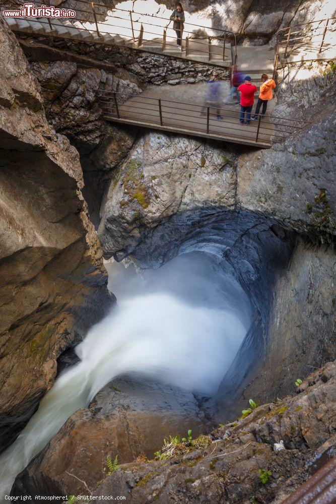 Immagine La passerella che domina la cascata Trummelbach una delle più impressionanti in Europa, vicino a Lauterbrunnen - © Atmosphere1 / Shutterstock.com