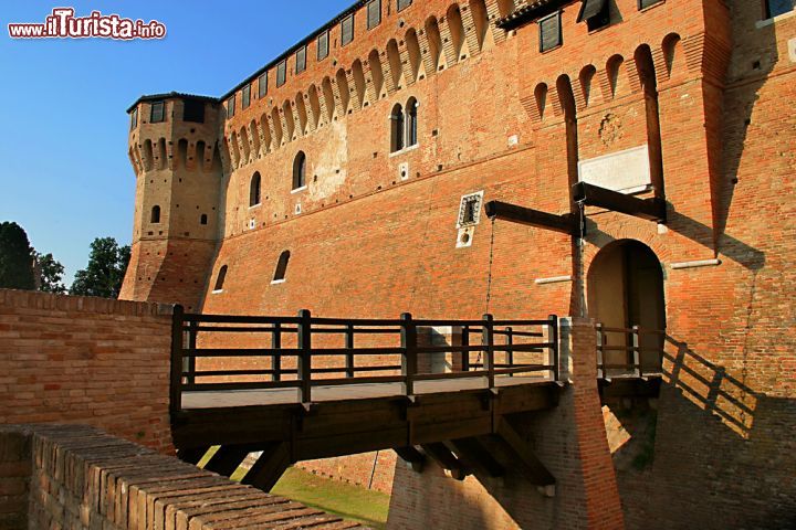 Immagine La passerella d'ingresso al castello di Gradara, Italia. Di proprietà dello Stata Italiano, dalla fine del 2014 la rocca fa parte dei beni artistici e culturali gestiti dal Polo Museale delle Marche. E' uno dei monumenti più visitati della regione oltre che teatro di eventi musicali e di rievocazioni storiche