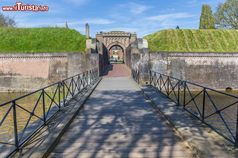 Immagine La passerella in legno che conduce alla Porta Utrechtse Poort, ingresso alla città fortificata di Naarden, Paesi Bassi.