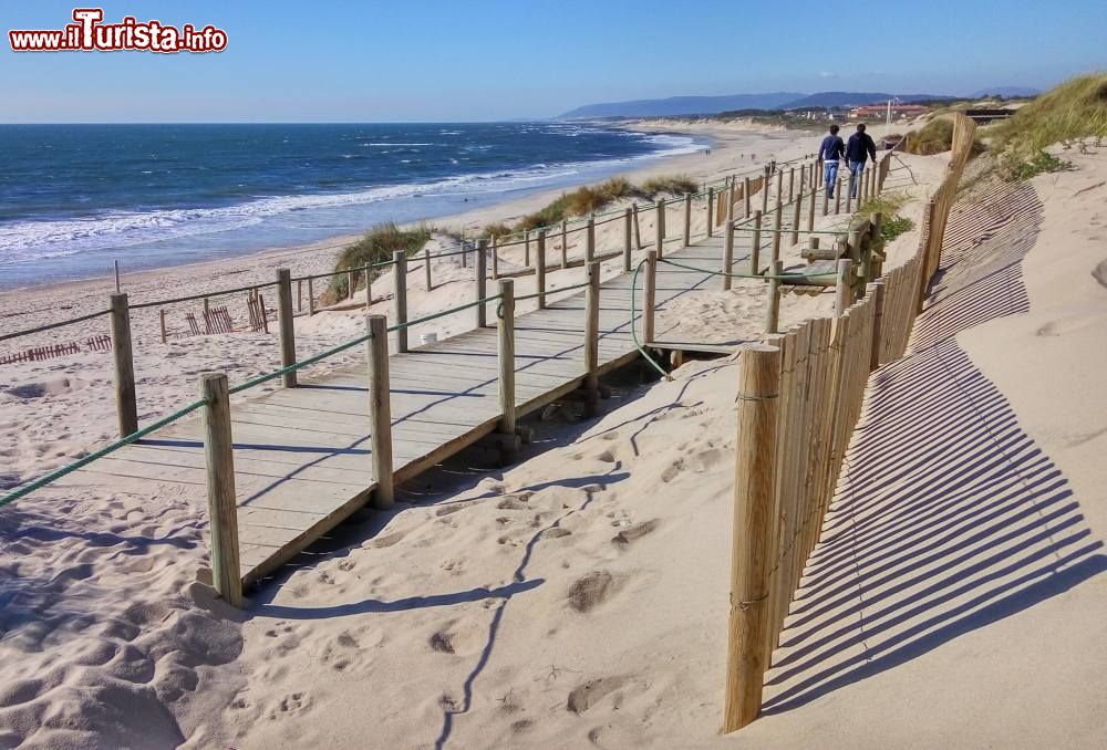 Immagine La passerella in legno che porta alla spiaggia di Esposende, Portogallo.