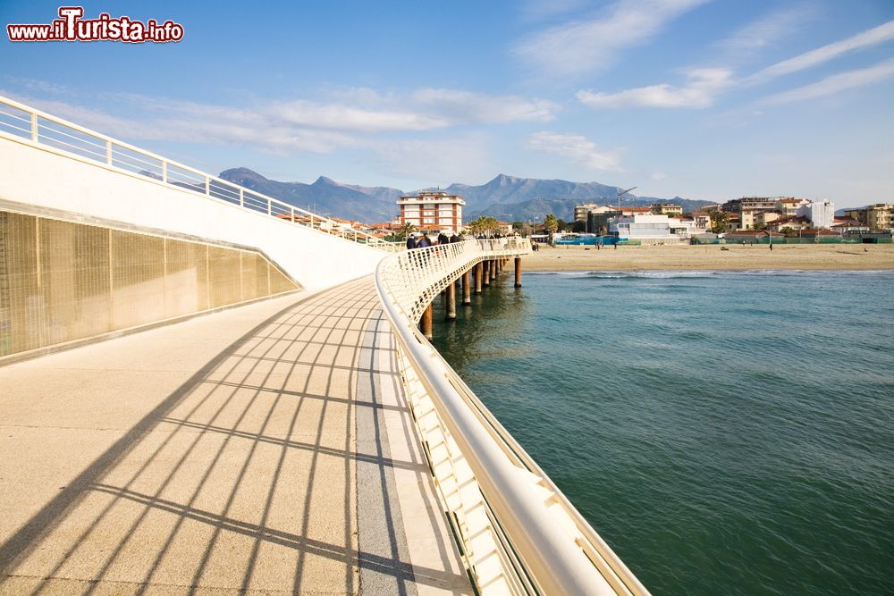 Immagine La passerella lungomare della città di Viareggio, provincia di Lucca, Toscana. Principale porto peschereccio di tutta la Versilia, Viareggio è una città di mare incoronata dalle Apuane.